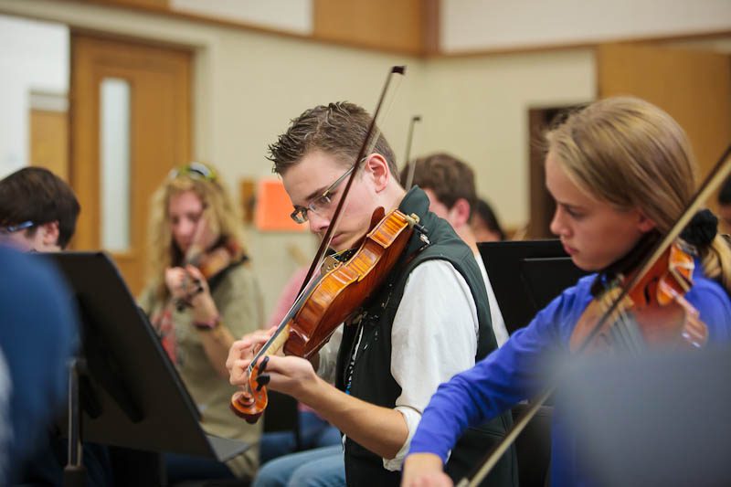 A student plays the violin