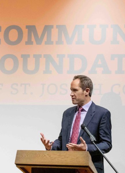 Alastair Willis accepts the 2019 Leighton Award